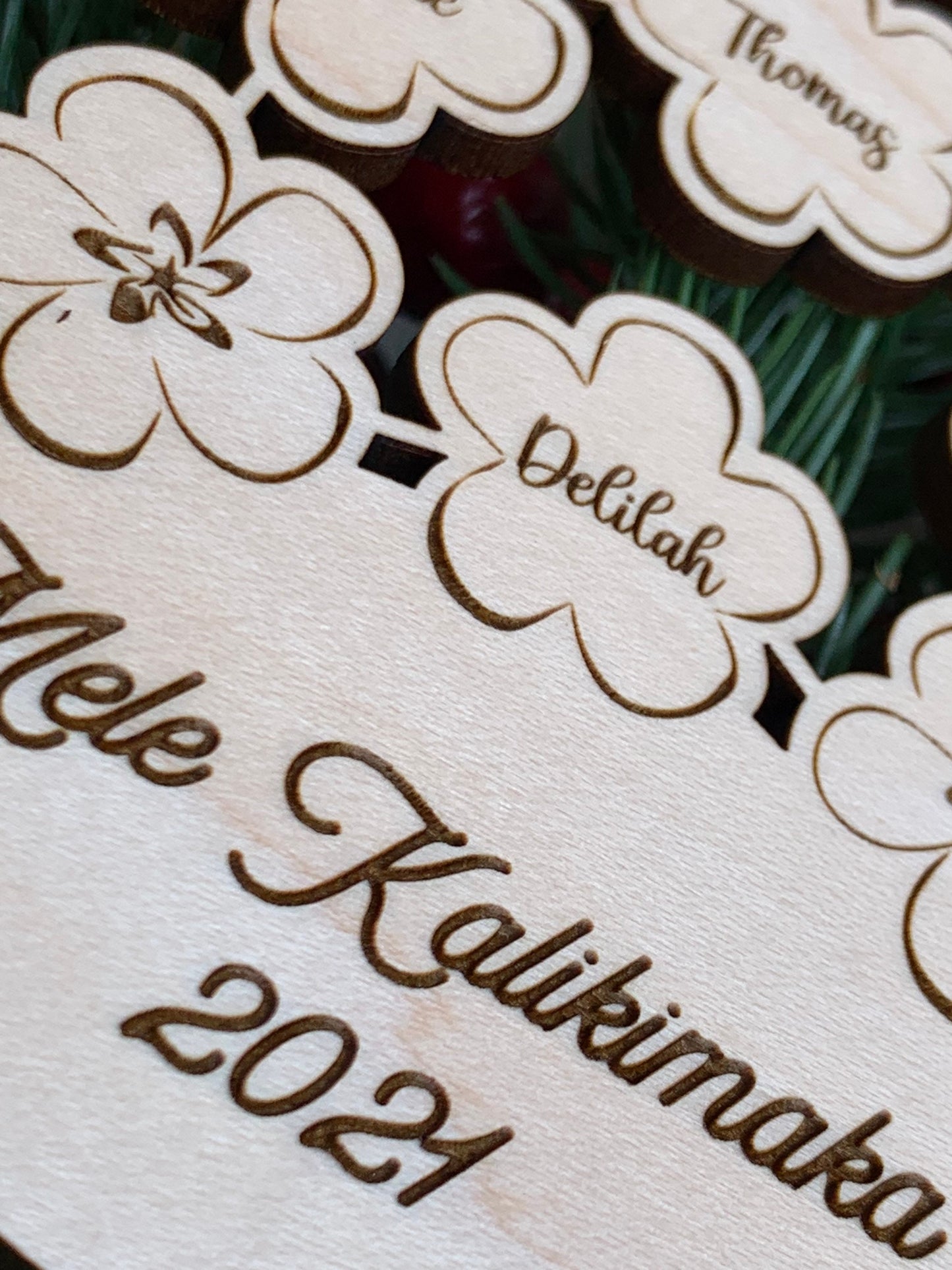Hawaiian Lei Mele Kalikimaka Custom Year Ornament, Personalized up to 6 names in Maple