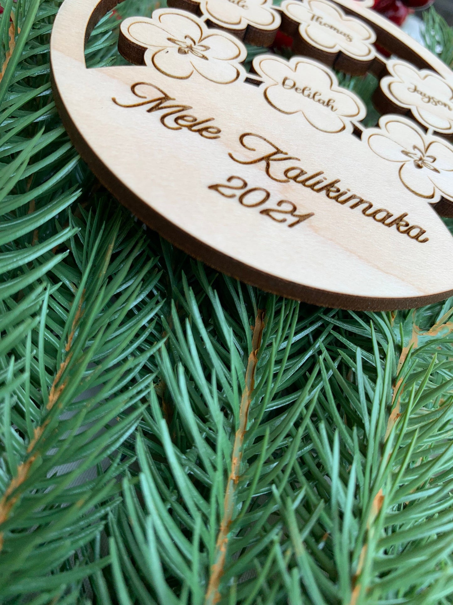 Hawaiian Lei Mele Kalikimaka Custom Year Ornament, Personalized up to 6 names in Maple