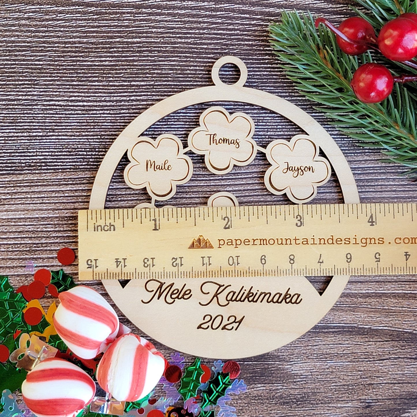 Hawaiian Lei Mele Kalikimaka Custom Year Ornament, Personalized up to 6 names in Maple