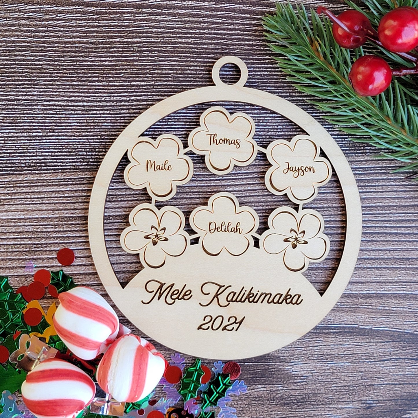 Hawaiian Lei Mele Kalikimaka Custom Year Ornament, Personalized up to 6 names in Maple